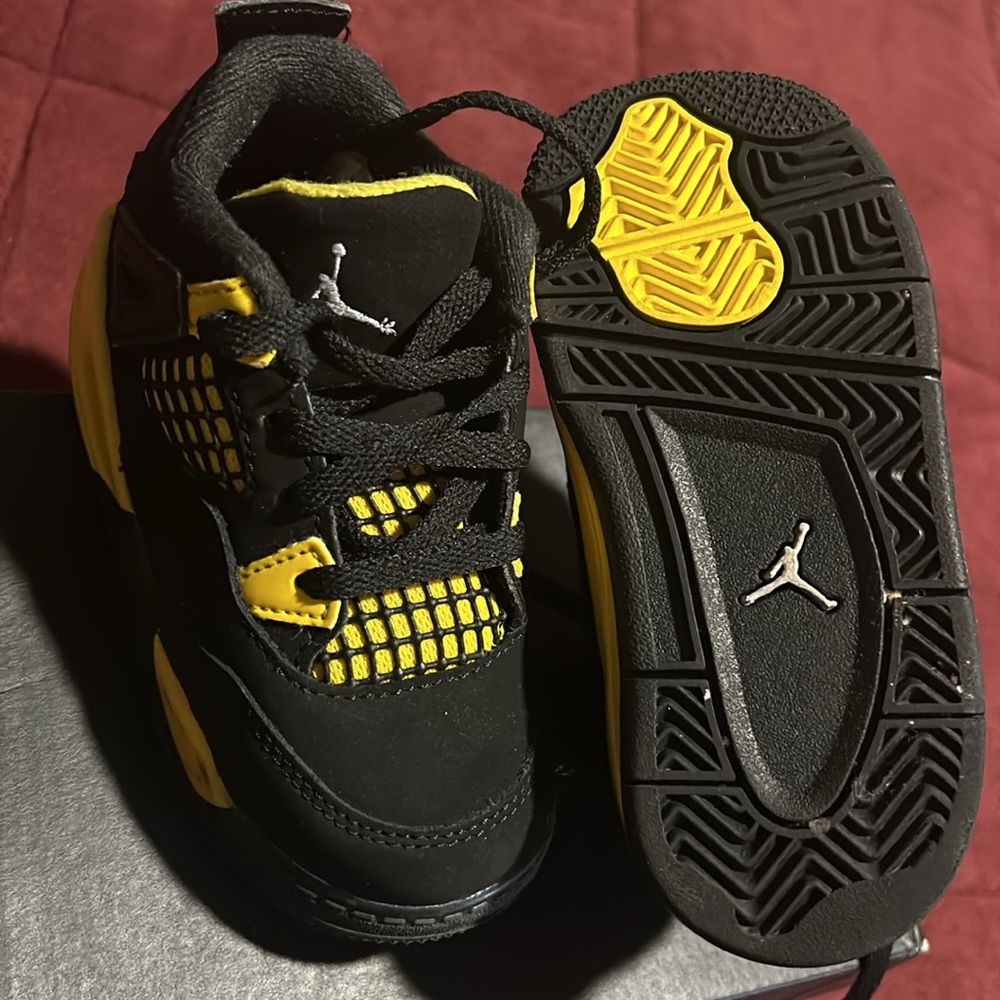 EUC Jordan Kids Air Jordan 4 "Thunder" sneakers/ Size 7C - Black and Yellow - Picture 6 of 6